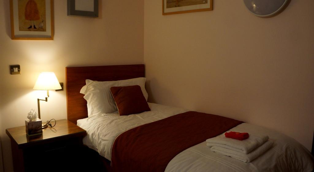 The Lyn Valley Guest House リントン 部屋 写真